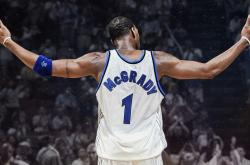 排球赛场焦点！日本队对阵中国队，意外判罚引发热议，比赛氛围紧张