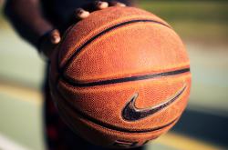 F1赛车赛场焦点！荷兰队对阵日本队，战况跌宕起伏，悬念直到终场